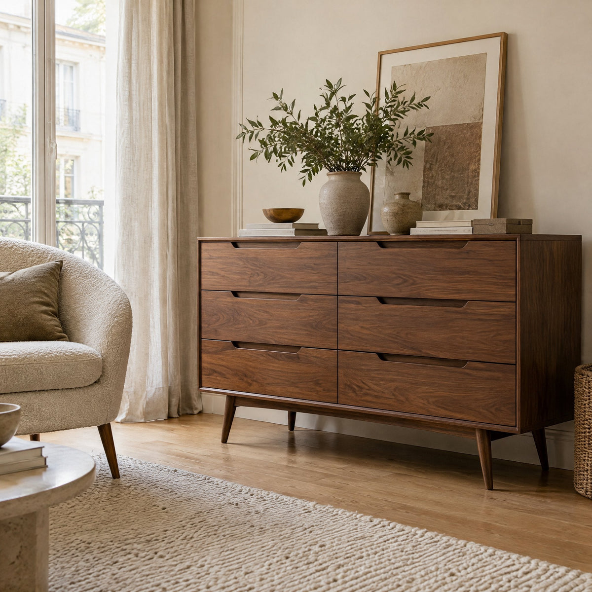 Commode vintage en noyer à six tiroirs dans un salon