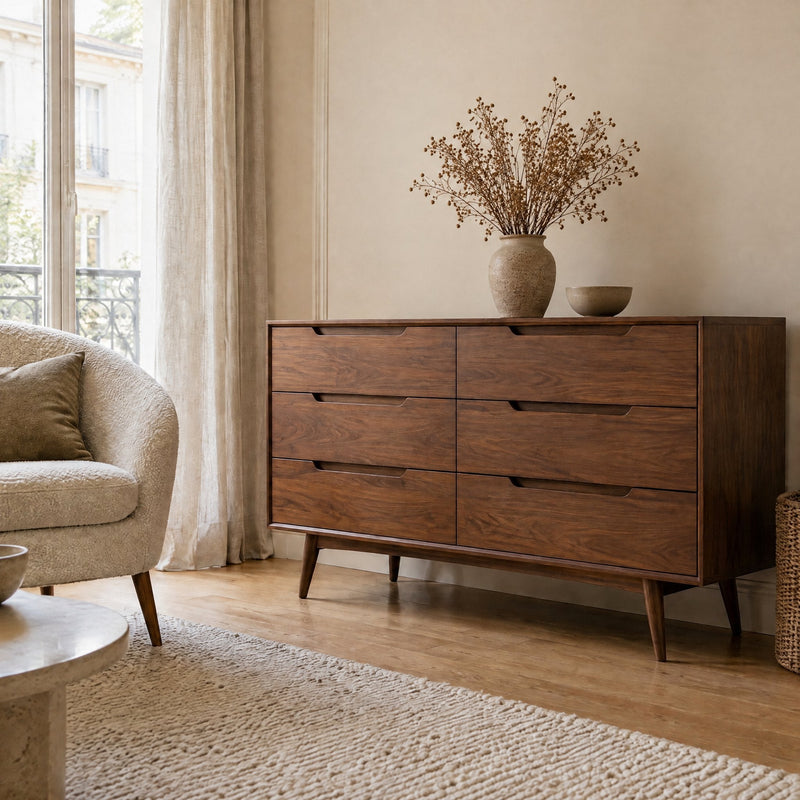Commode vintage en noyer à six tiroirs dans un salon