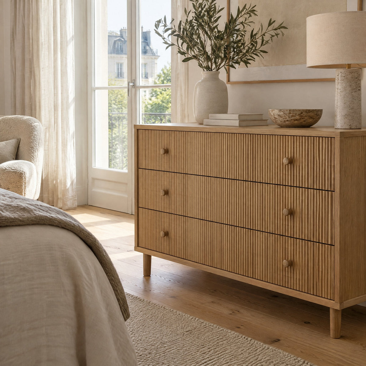 Commode en chêne à façade cannelée dans une chambre