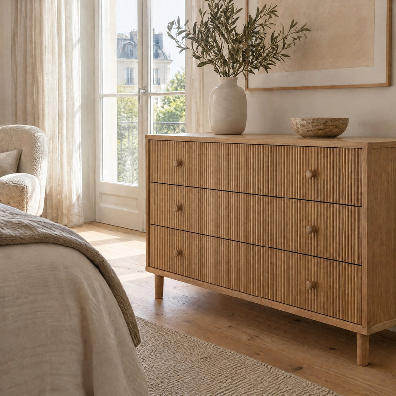 Commode en chêne à façade cannelée dans une chambre