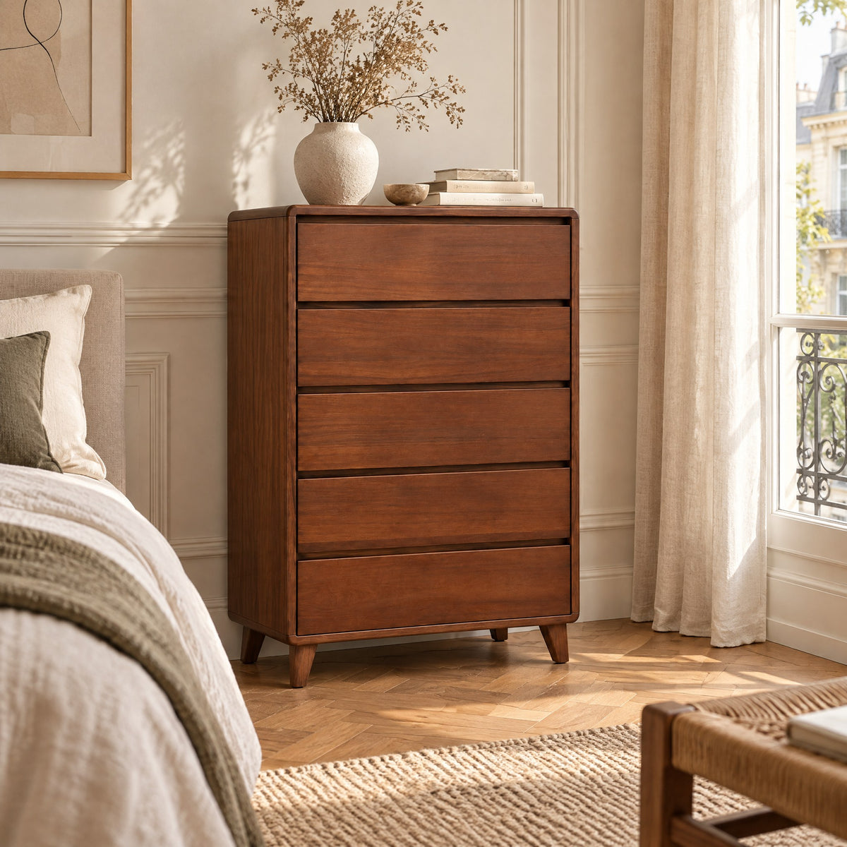 Chiffonnier 5 tiroirs noyer, 80 × 45 × 116 cm dans une chambre