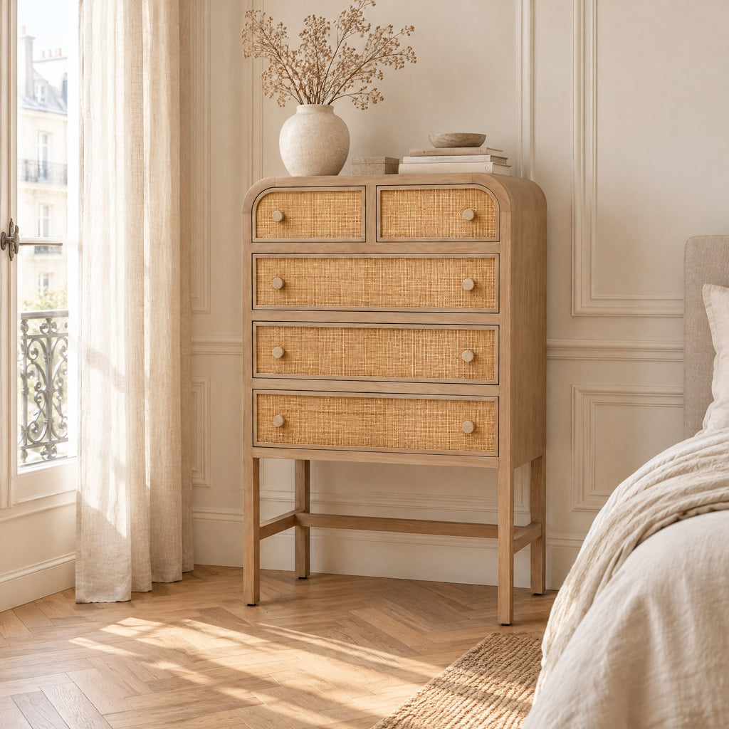 Chiffonnier cannage 5 tiroirs sur piètement haut dans une chambre