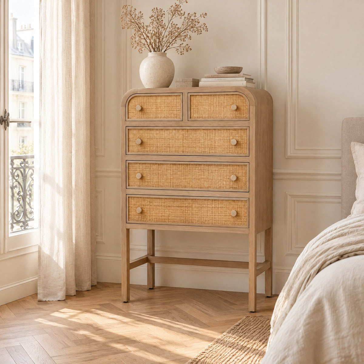 Chiffonnier cannage 5 tiroirs sur piètement haut dans une chambre