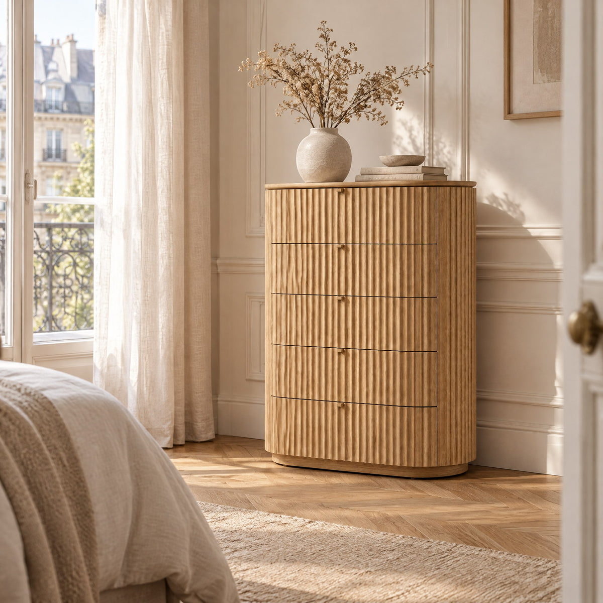Chiffonnier cannelé ovale 5 tiroirs, chêne dans une chambre