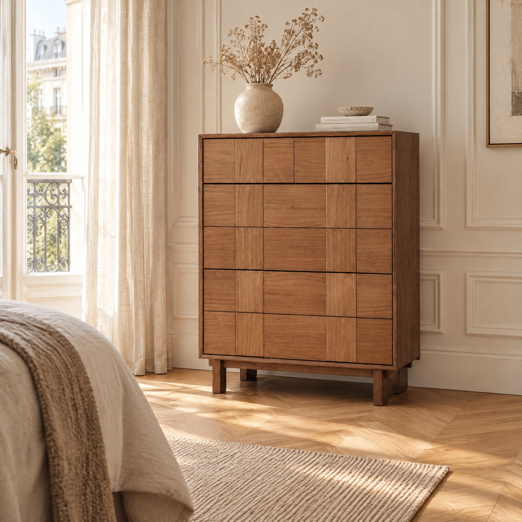 Chiffonnier chêne 5 tiroirs, façades en damier dans une chambre