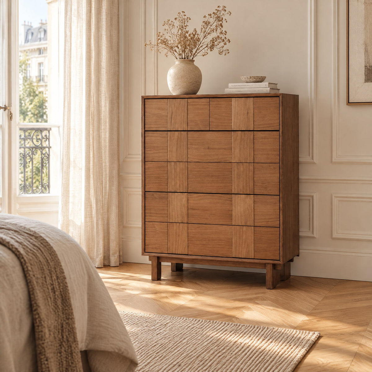 Chiffonnier chêne 5 tiroirs, façades en damier dans une chambre