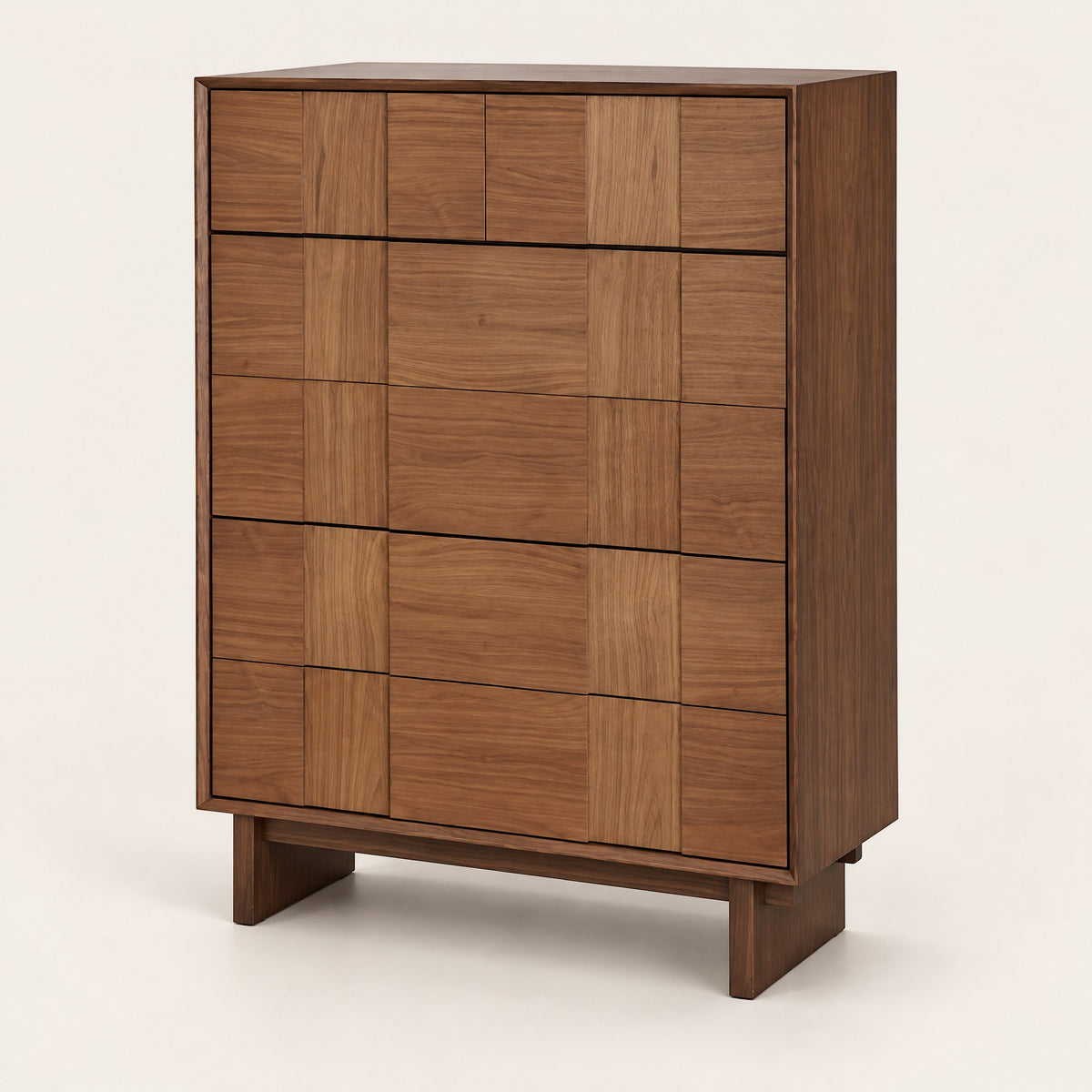 Chiffonnier chêne 5 tiroirs, façades en damier, vue de trois quarts