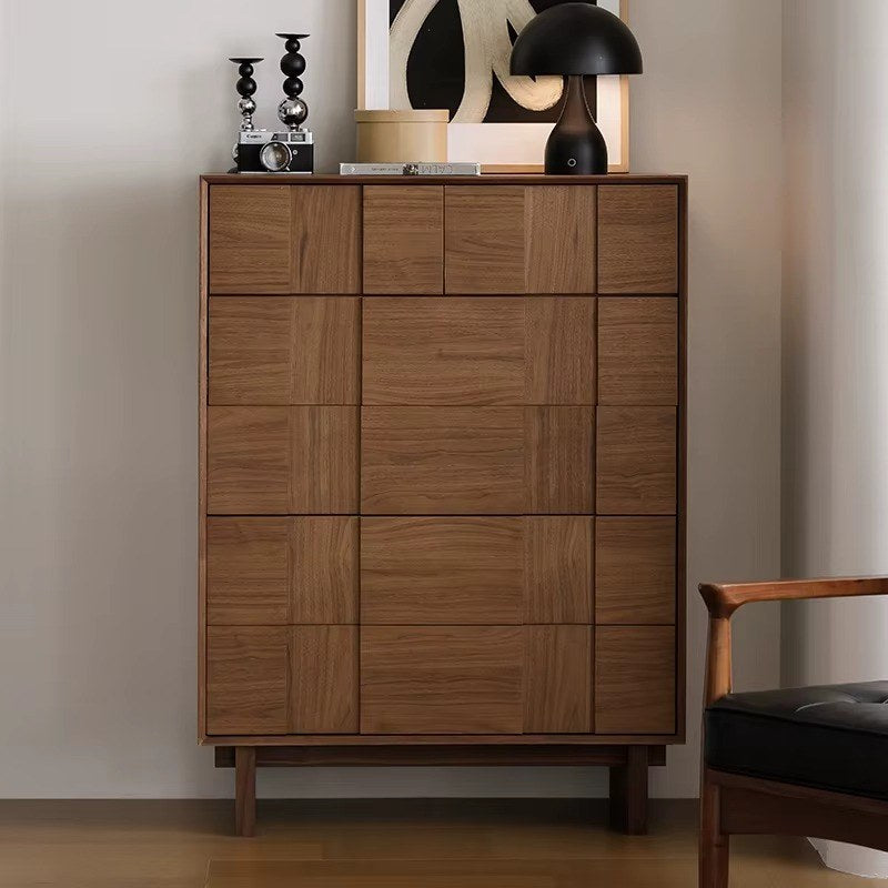 Chiffonnier chêne 5 tiroirs, façades en damier, mise en situation