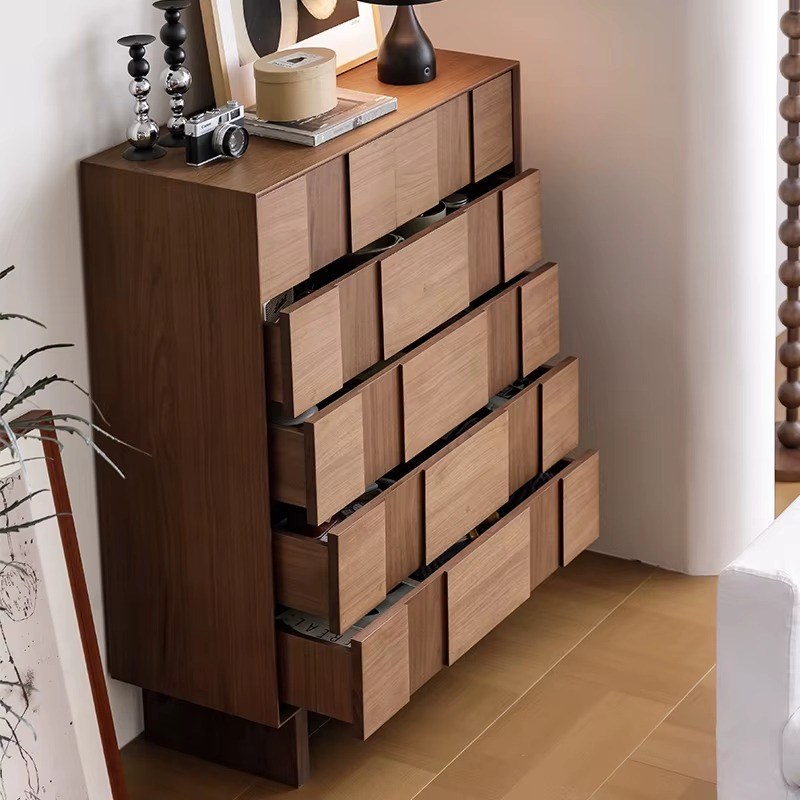 Chiffonnier chêne 5 tiroirs, façades en damier, mise en situation