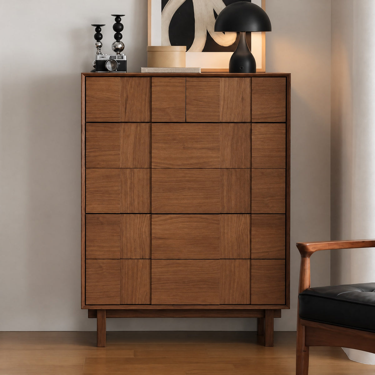 Chiffonnier damier noyer, dans un salon