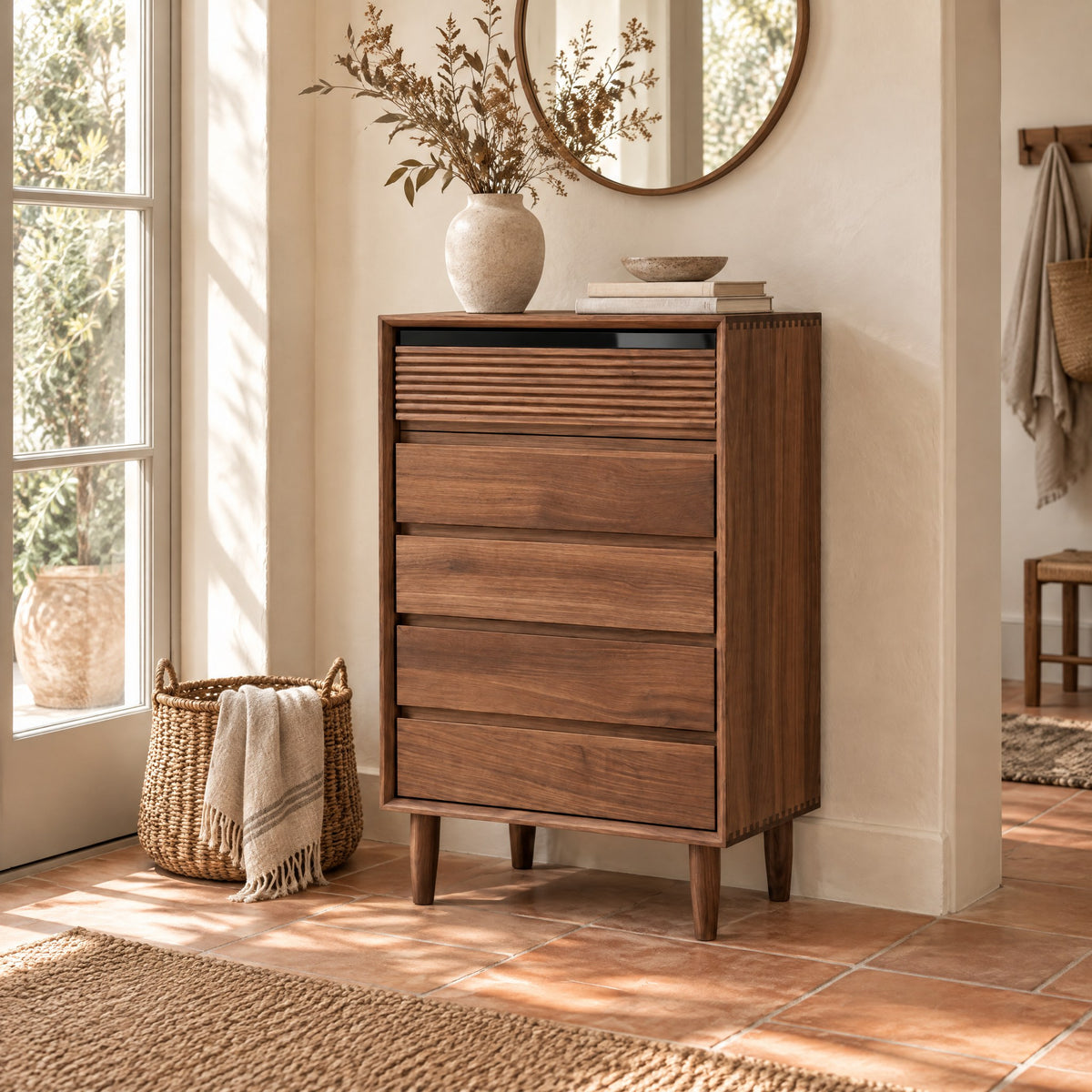 Chiffonnier noyer 5 tiroirs, 60 × 40 × 95 cm dans une entrée