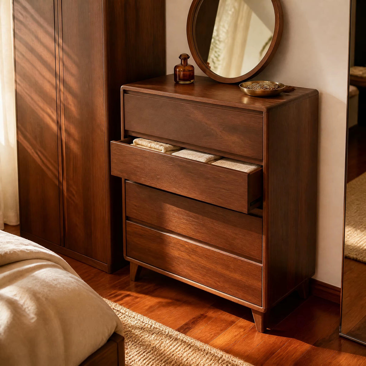 Commode 4 tiroirs noyer, 80 × 45 × 96 cm, mise en situation