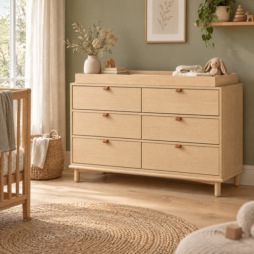 Commode à langer chêne 6 tiroirs avec plan à langer dans une chambre de bébé