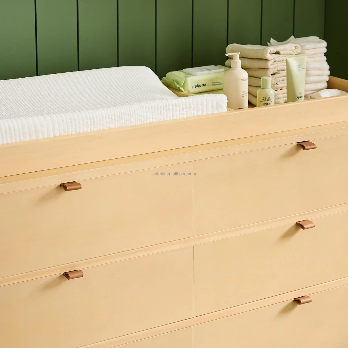 Commode à langer chêne 6 tiroirs avec plan à langer, mise en situation