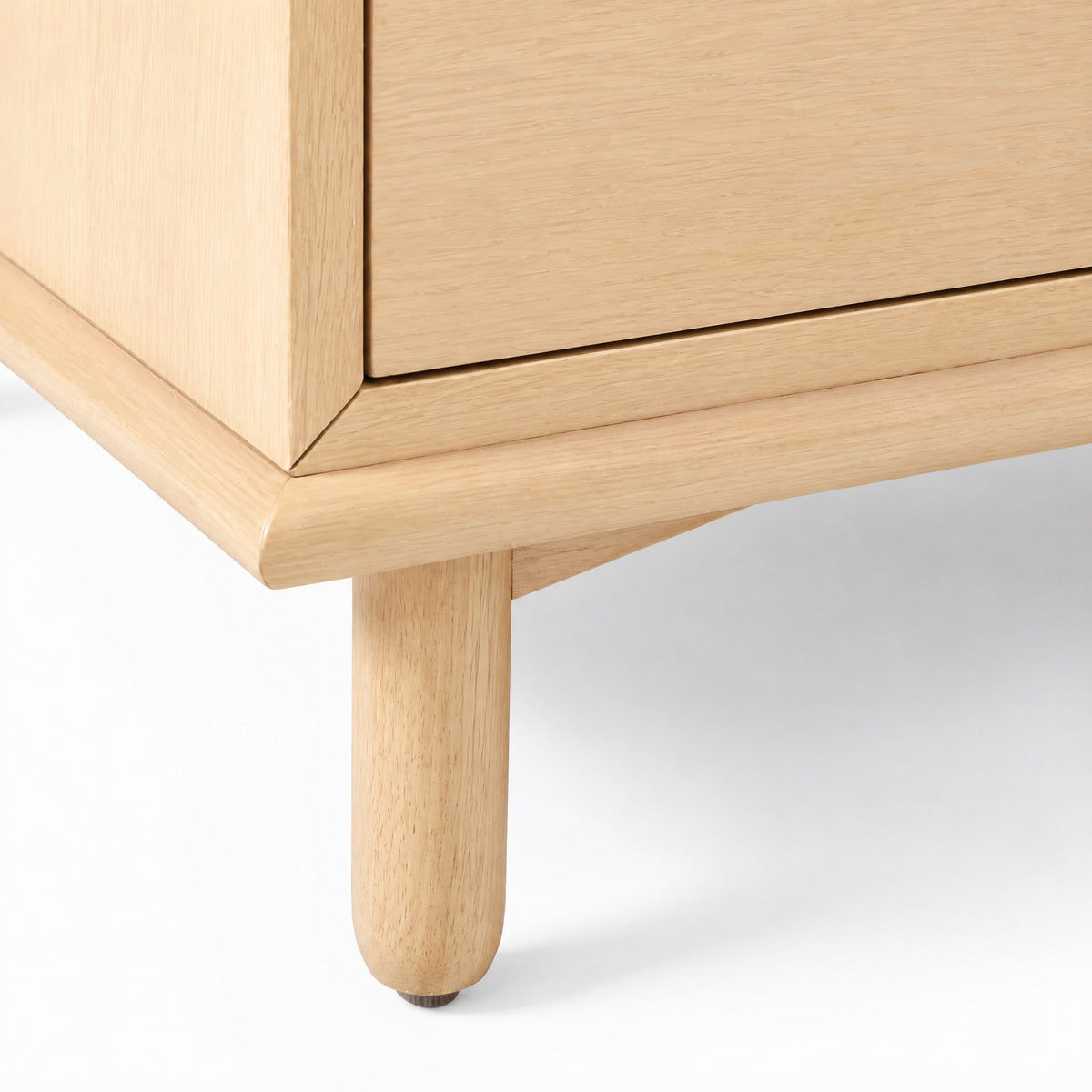 Commode à langer chêne, détail du pied