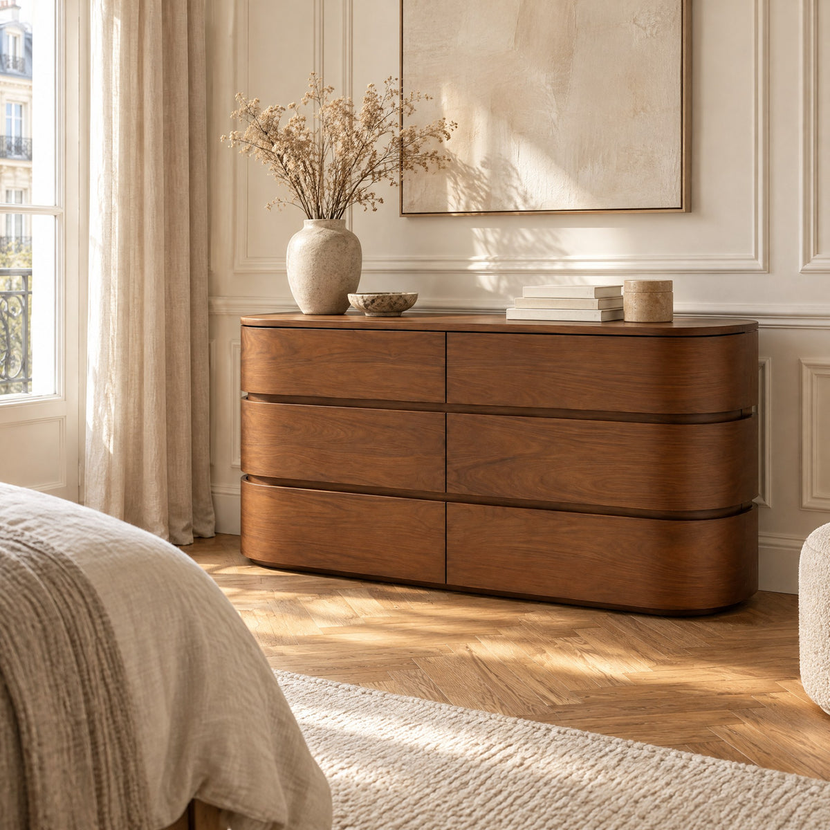 Commode arrondie 6 tiroirs, noyer dans une chambre