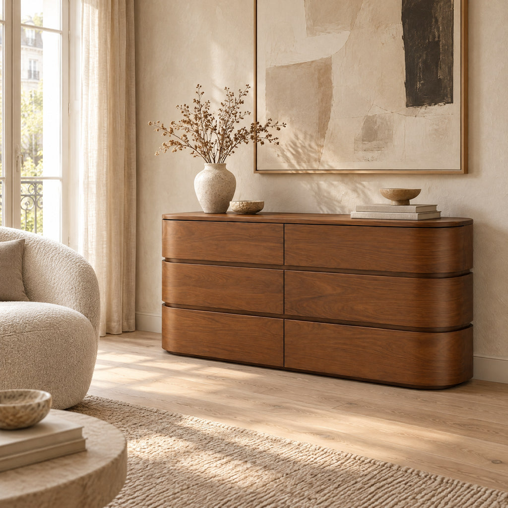 Commode arrondie 6 tiroirs, noyer dans un salon