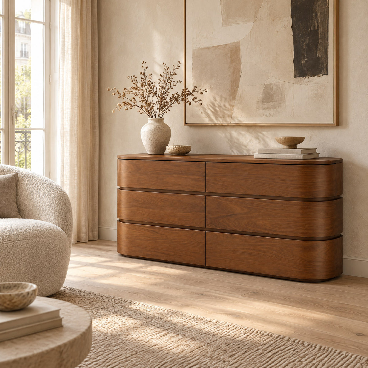 Commode arrondie 6 tiroirs, noyer dans un salon