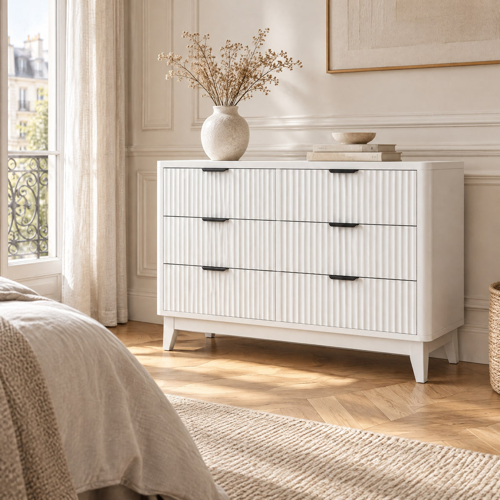 Commode blanche cannelée 6 tiroirs dans une chambre