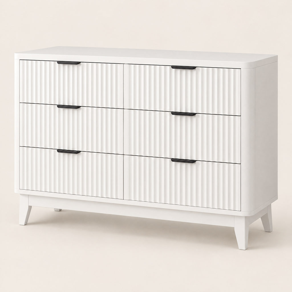 Commode blanche cannelée 6 tiroirs, vue de trois quarts