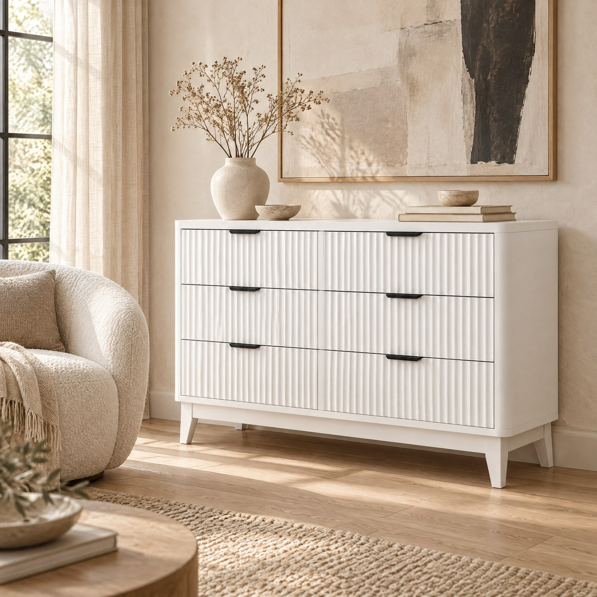 Commode blanche cannelée 6 tiroirs dans un salon