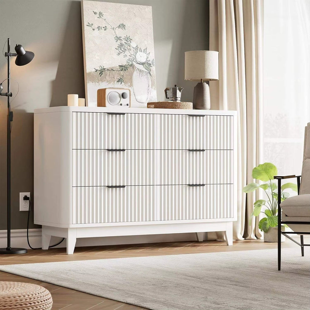Commode blanche cannelée 6 tiroirs, mise en situation