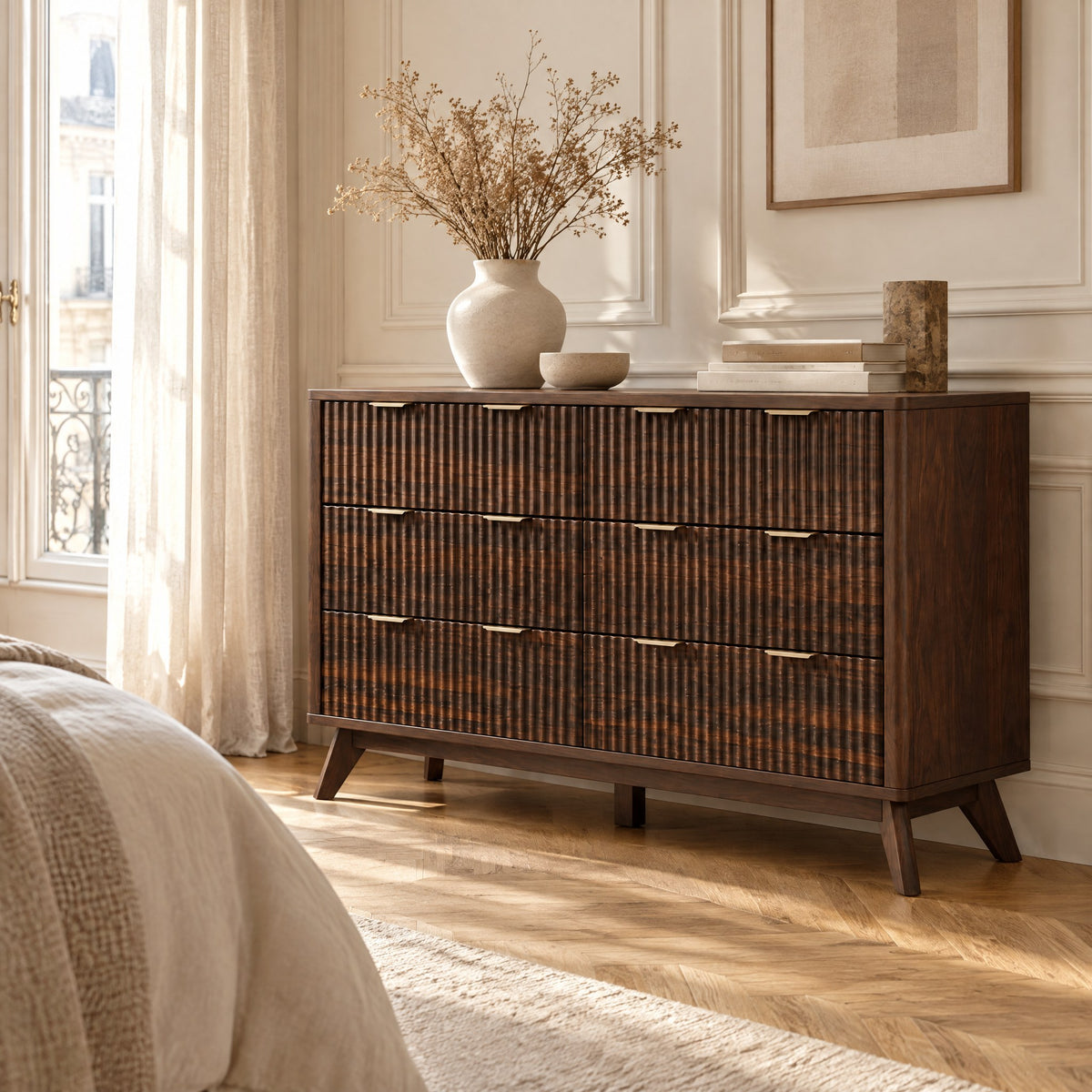 Commode cannelée 6 tiroirs noyer foncé, pieds compas dans une chambre