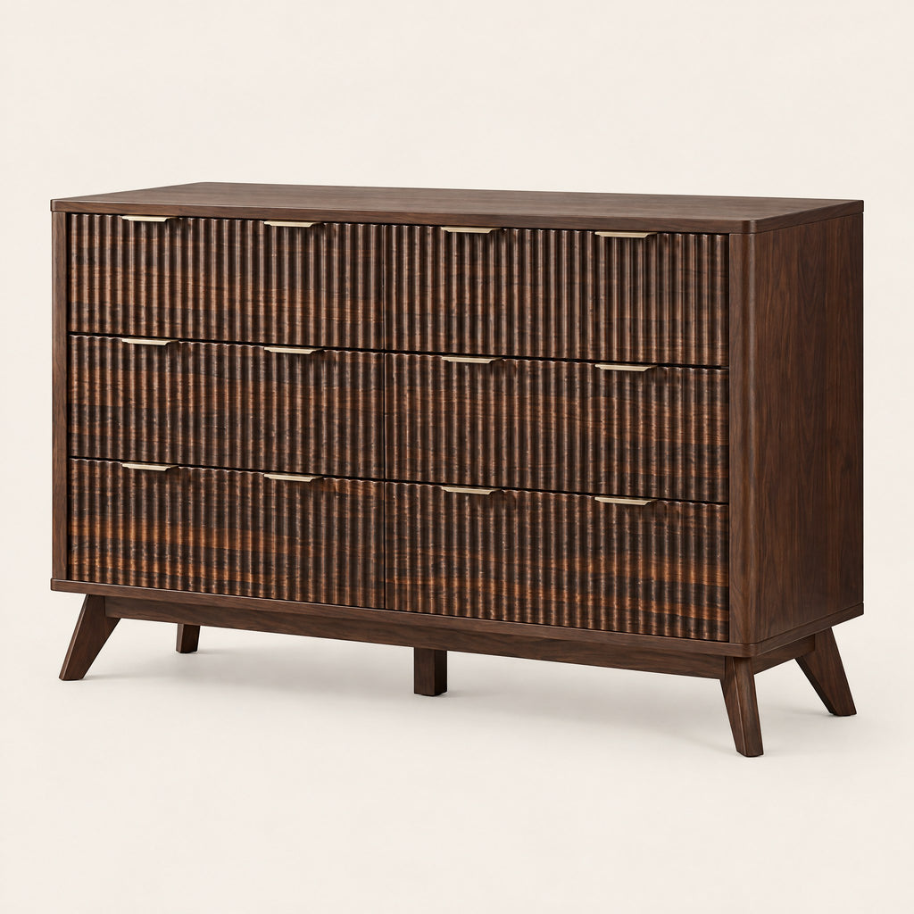 Commode cannelée 6 tiroirs noyer foncé, pieds compas, vue de trois quarts