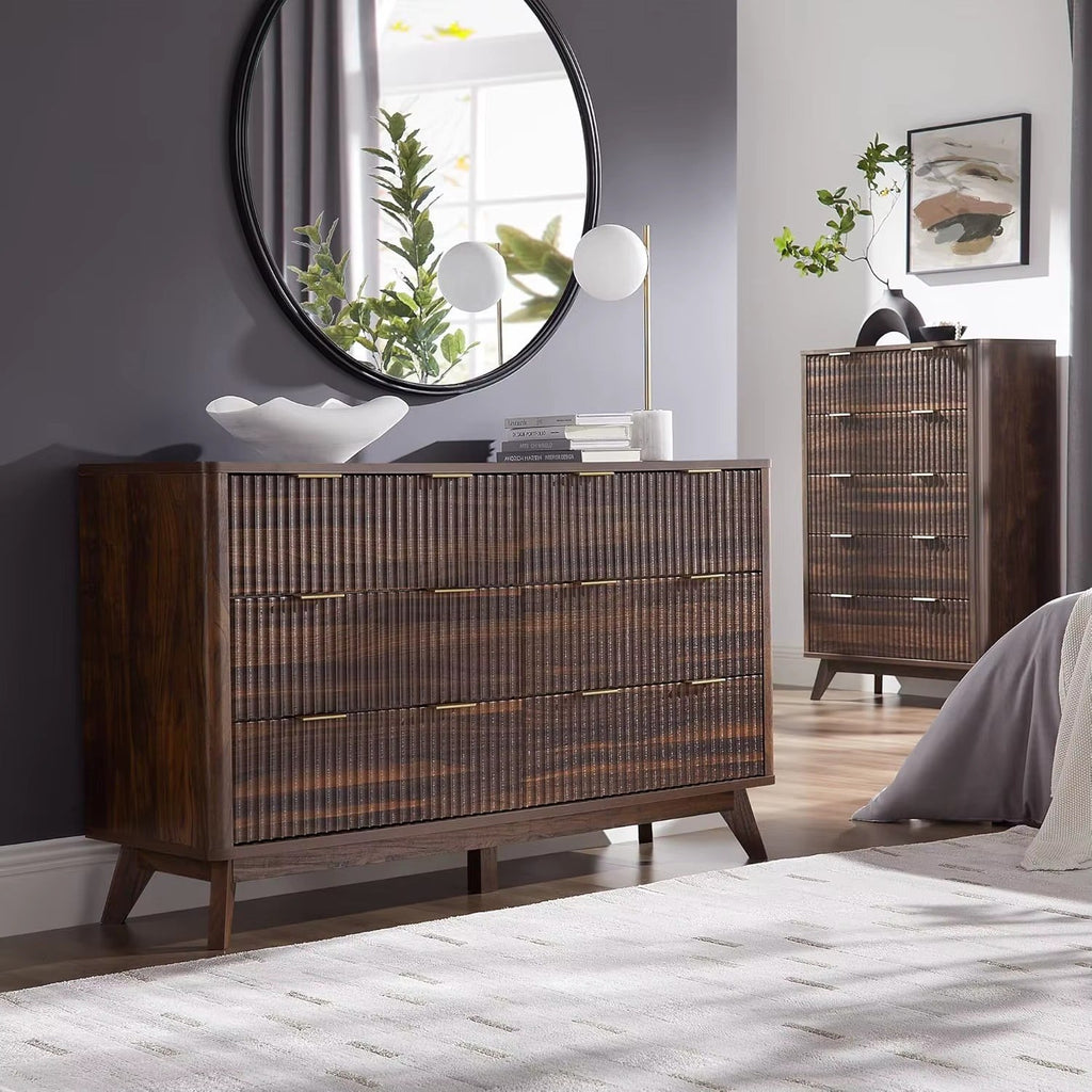 Commode cannelée 6 tiroirs noyer foncé, pieds compas, mise en situation