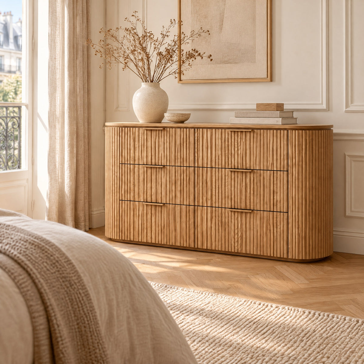 Commode cannelée arrondie 6 tiroirs, chêne naturel dans une chambre