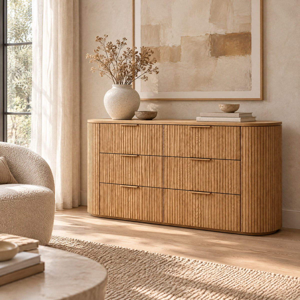 Commode cannelée arrondie 6 tiroirs, chêne naturel dans un salon