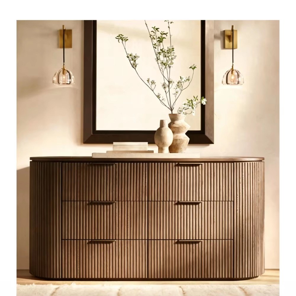 Commode cannelée arrondie 6 tiroirs, chêne naturel, mise en situation