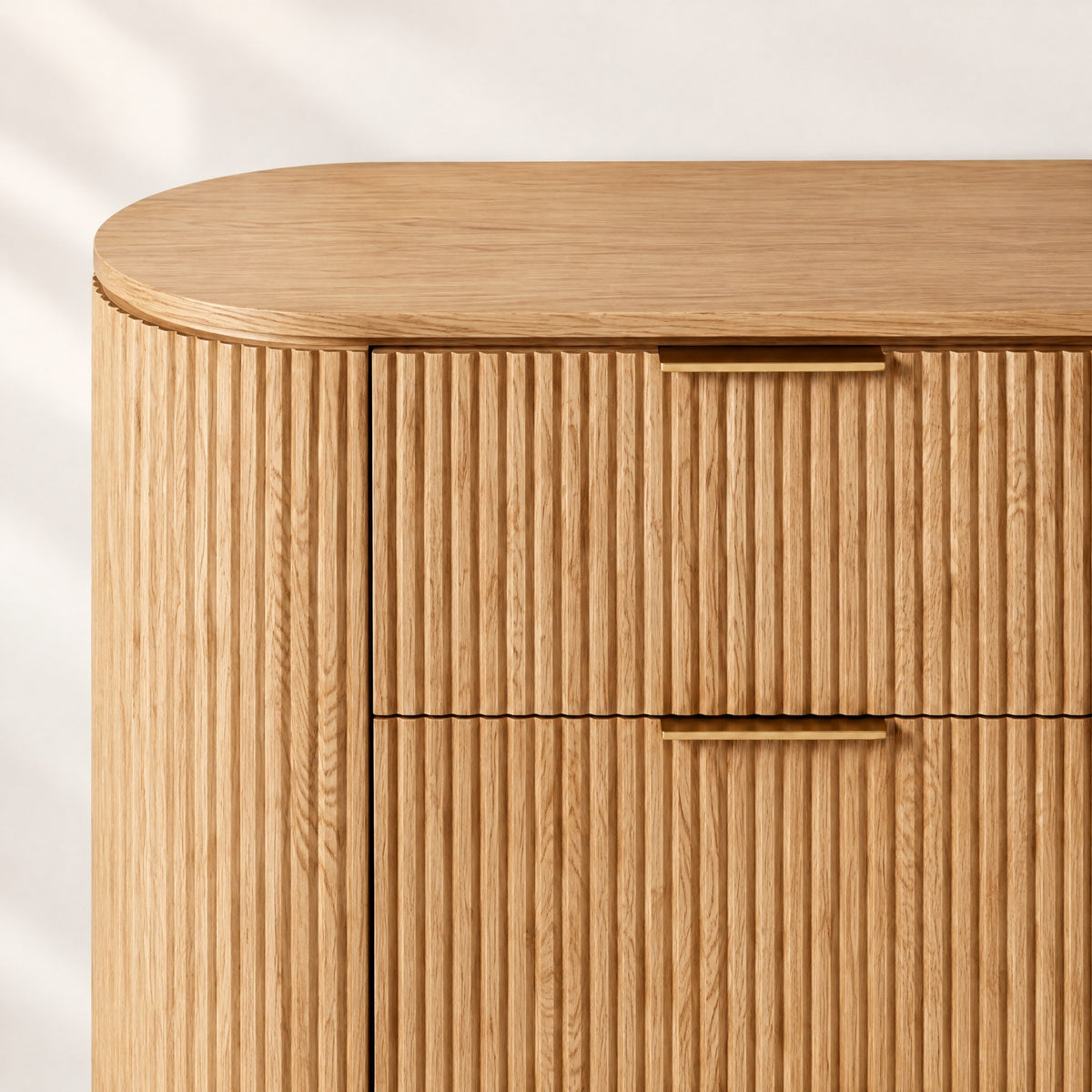 Commode cannelée chêne naturel, détail des cannelures et du plateau