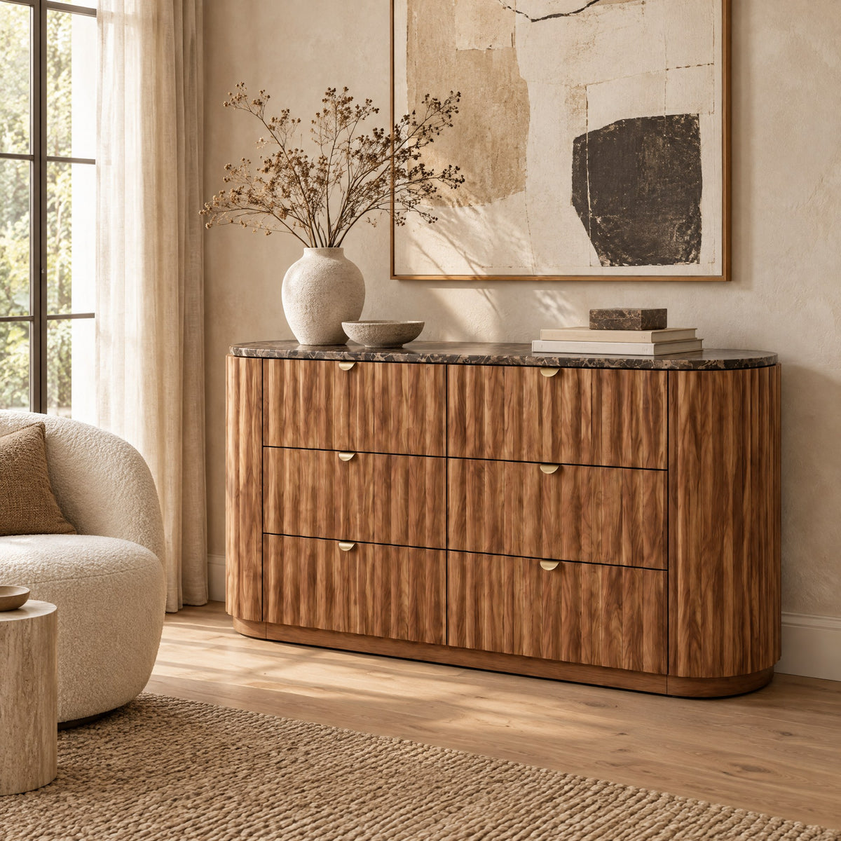 Commode cannelée noyer 6 tiroirs, plateau en marbre dans un salon