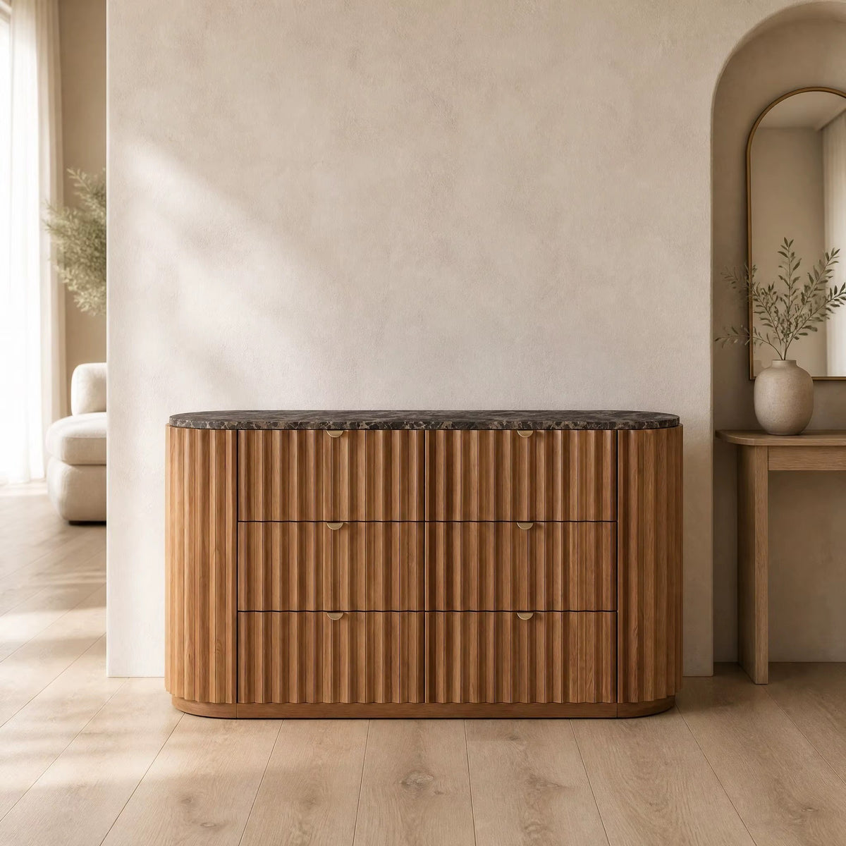 Commode cannelée noyer 6 tiroirs, plateau en marbre, mise en situation