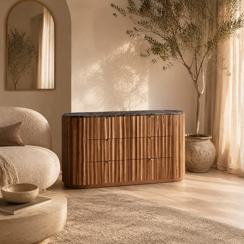 Commode cannelée noyer 6 tiroirs, plateau en marbre, mise en situation