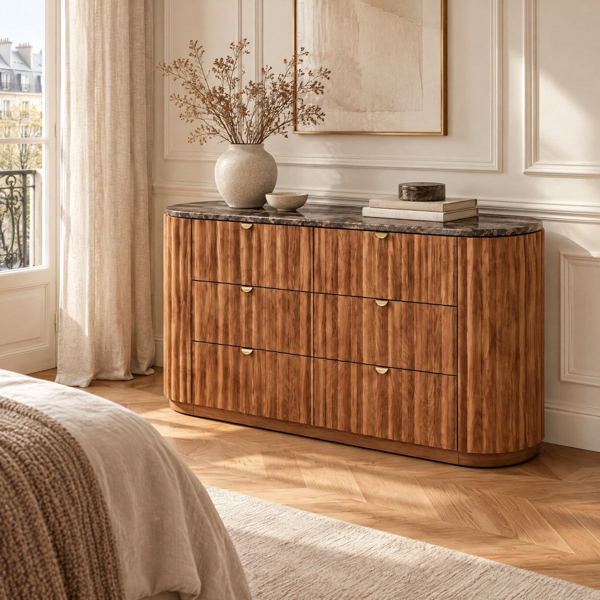 Commode cannelée noyer 6 tiroirs, plateau sombre dans une chambre