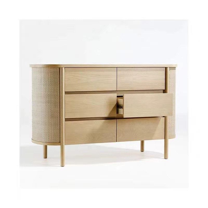 Commode chêne 6 tiroirs, côtés arrondis en cannage, mise en situation