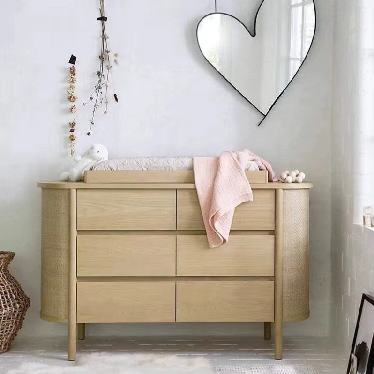 Commode chêne 6 tiroirs, côtés arrondis en cannage, mise en situation