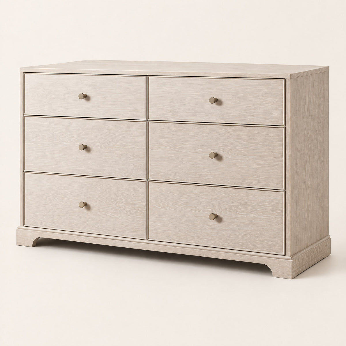Commode chêne blanchi 6 tiroirs, socle chantourné, vue de trois quarts