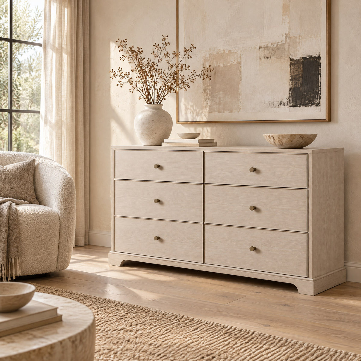 Commode chêne blanchi 6 tiroirs, socle chantourné dans un salon