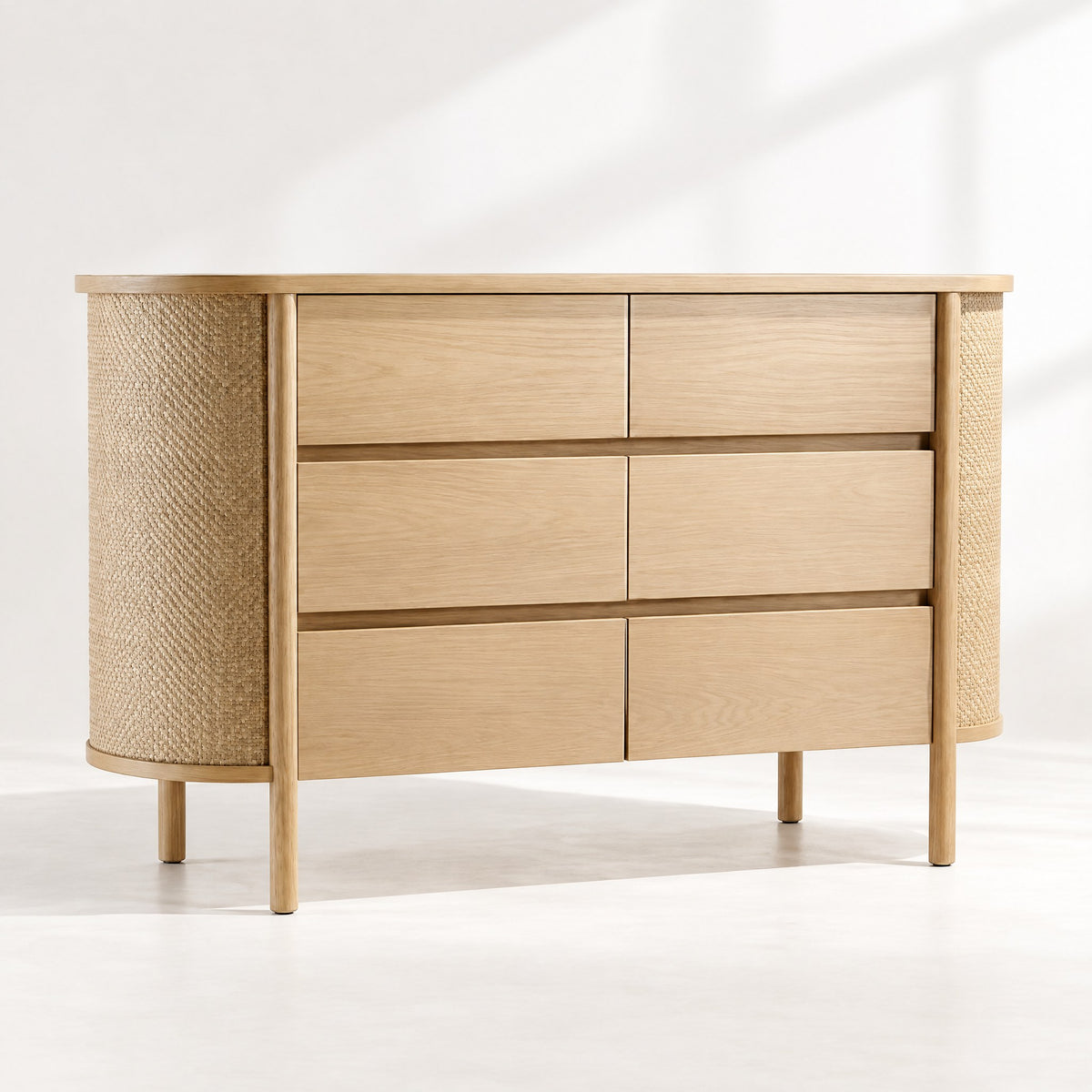 Commode chêne côtés cannés, vue de trois quarts sur fond clair