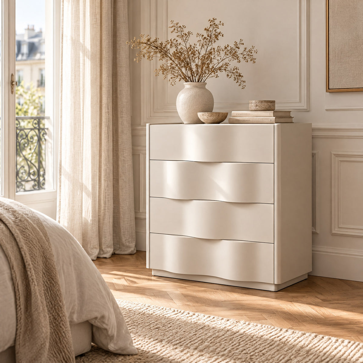 Commode crème 4 tiroirs, façades ondulées dans une chambre