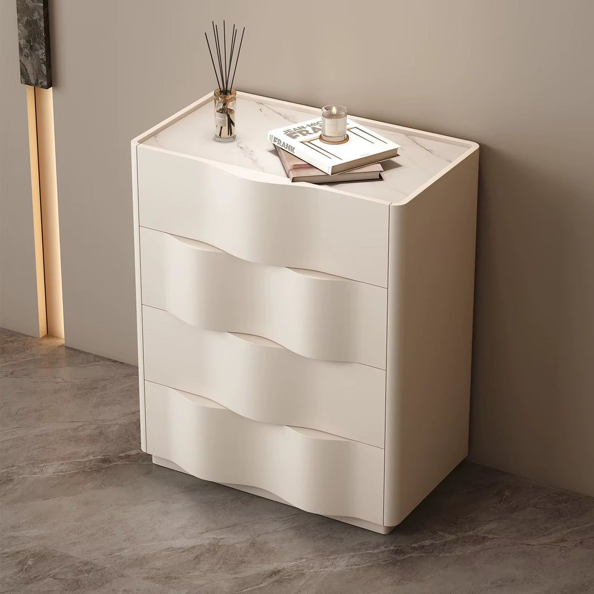 Commode crème 4 tiroirs, façades ondulées, mise en situation