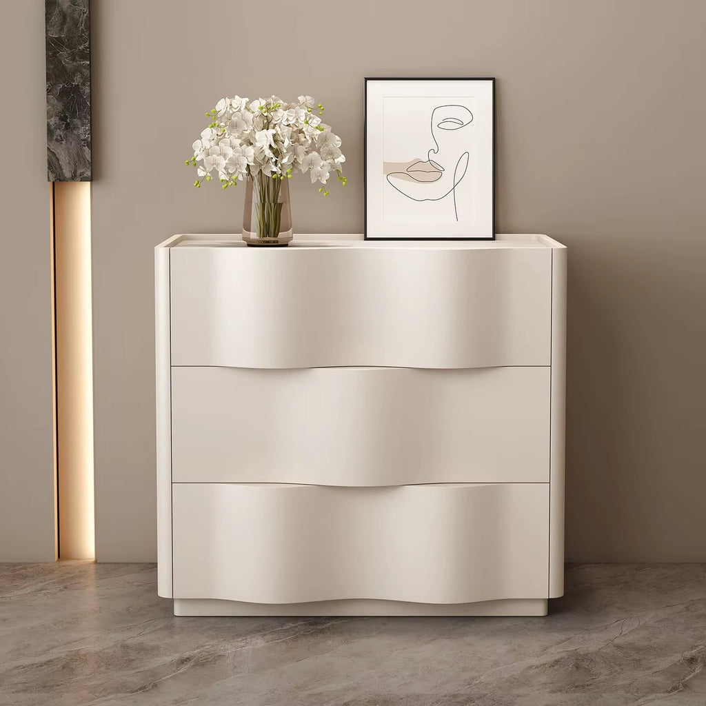 Commode crème 4 tiroirs, façades ondulées, mise en situation