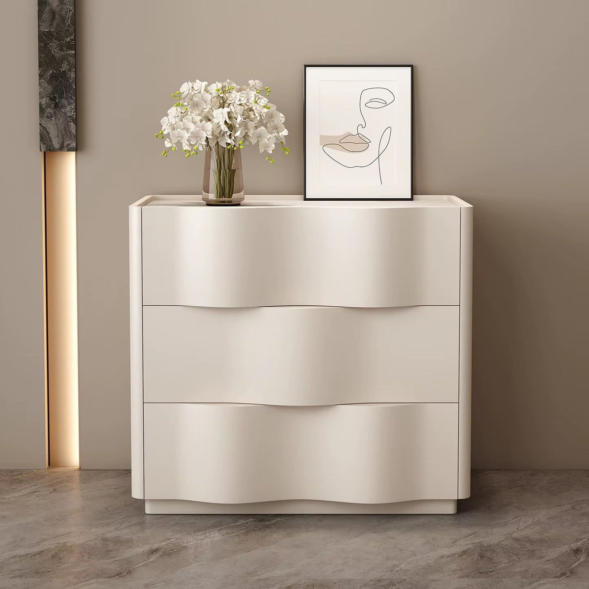 Commode crème 4 tiroirs, façades ondulées, mise en situation