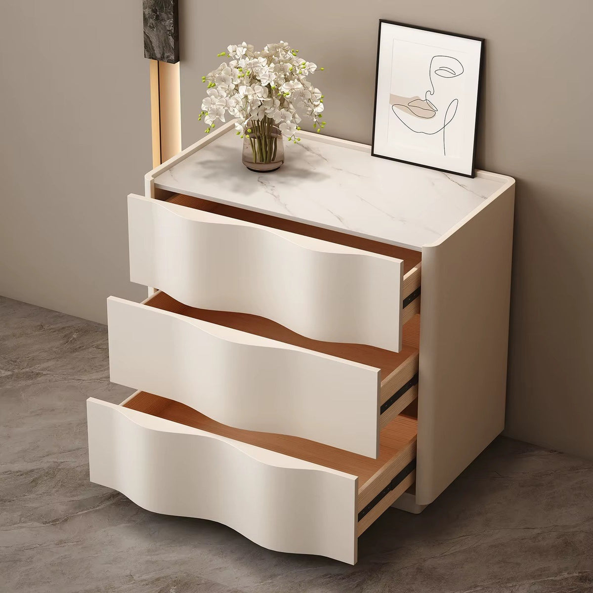 Commode crème 4 tiroirs, façades ondulées, mise en situation