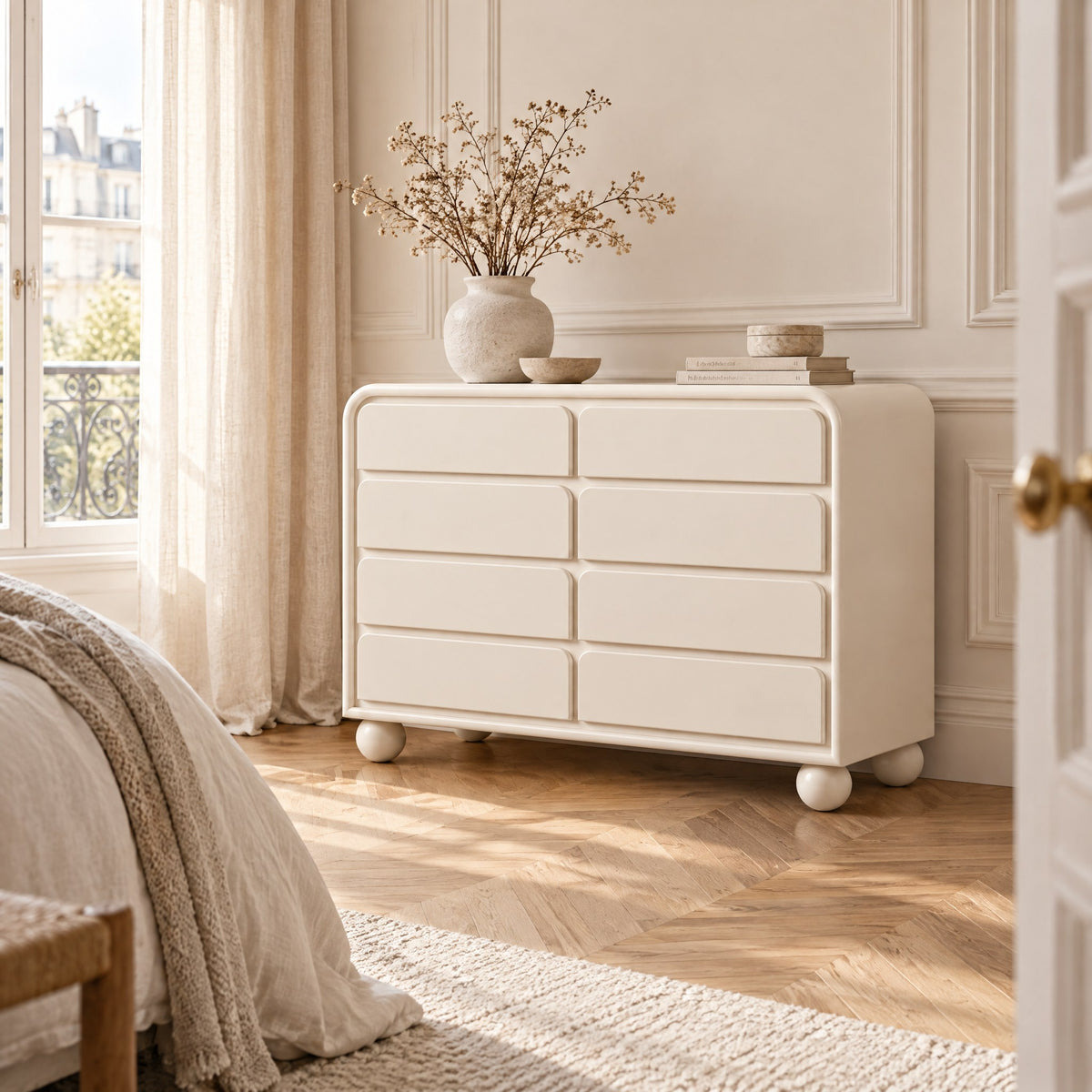 Commode crème 8 tiroirs, pieds boule dans une chambre