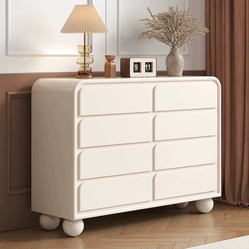 Commode crème 8 tiroirs, pieds boule, mise en situation