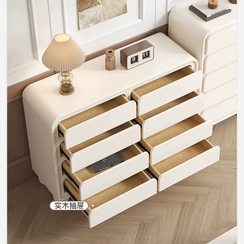 Commode crème 8 tiroirs, pieds boule, mise en situation